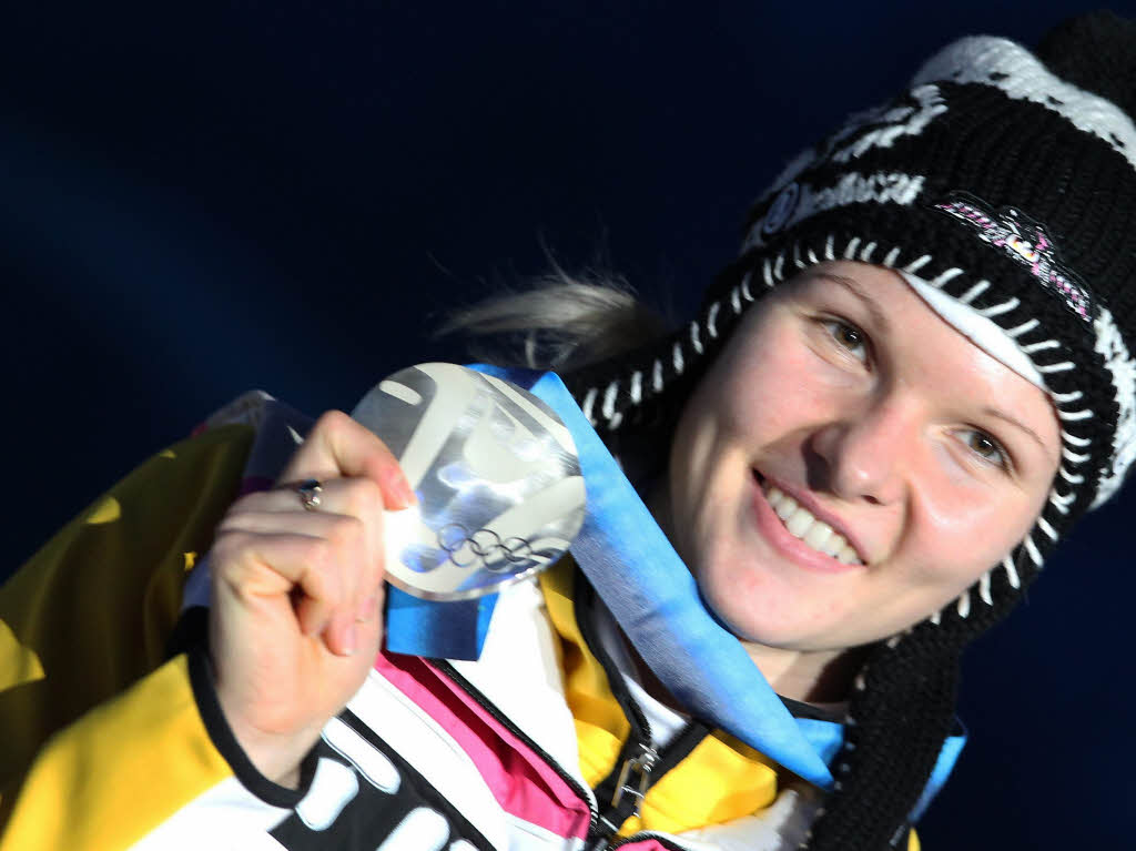 Eisschnellluferin Stephanie Beckert prsentiert ihre Silbermedaille.