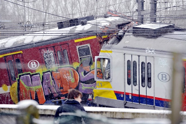 Die beiden Regionalzge nach dem Zusammenprall bei Brssel.  | Foto: afp