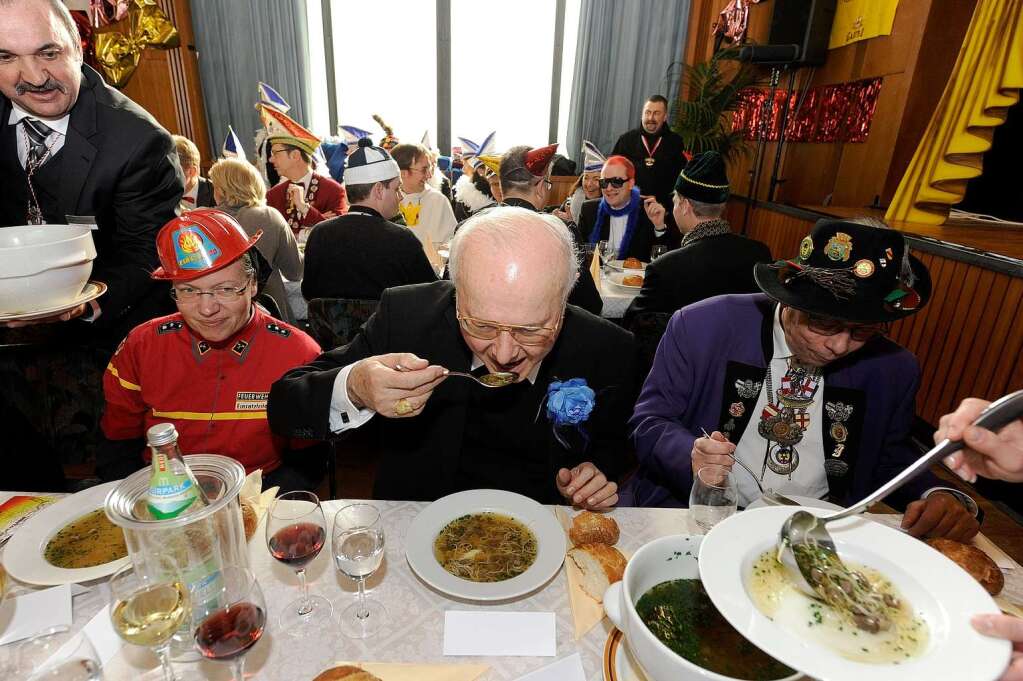 Vor der Preisverleihung gab es erst mal die Narrensuppe. Mit dabei: Zollitschs Sekretrin, Schwester Emanuela im Feuerwehrfrau-Kostm