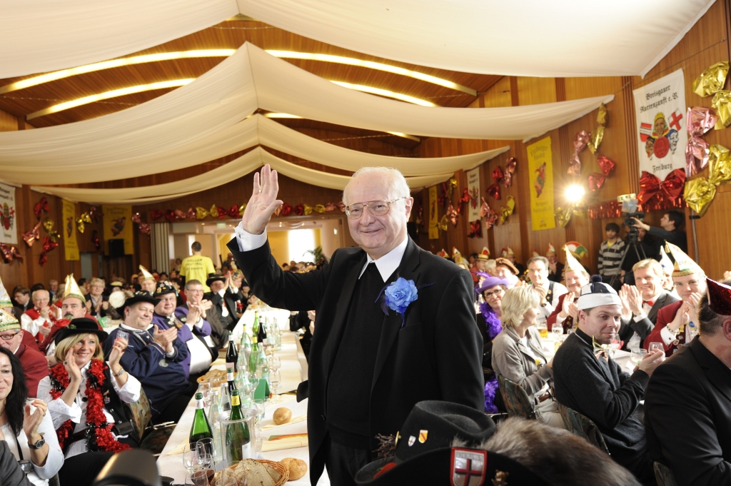 Die Breisgauer Narrenzunft hat in Freiburg ihren Narrenpreis an Erzbischf Robert Zollitsch verliehen.