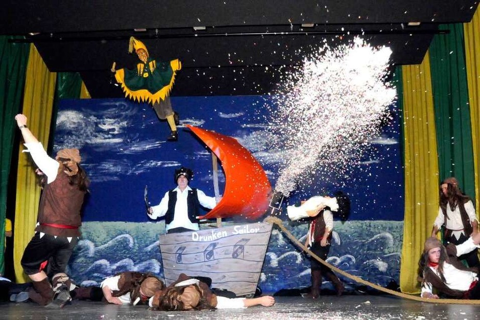 Das Männerballett ließ es als Piraten richtig krachen (Foto: Zimmermann-Duerkop) Das Männerballett ließ es als Piraten richtig krachen (Foto: Zimmermann-Duerkop)
