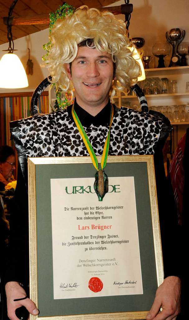 Zum Abschied einen Ehrenkolben - Lars Brgner freut sich ber die nrrische Auszeichnung