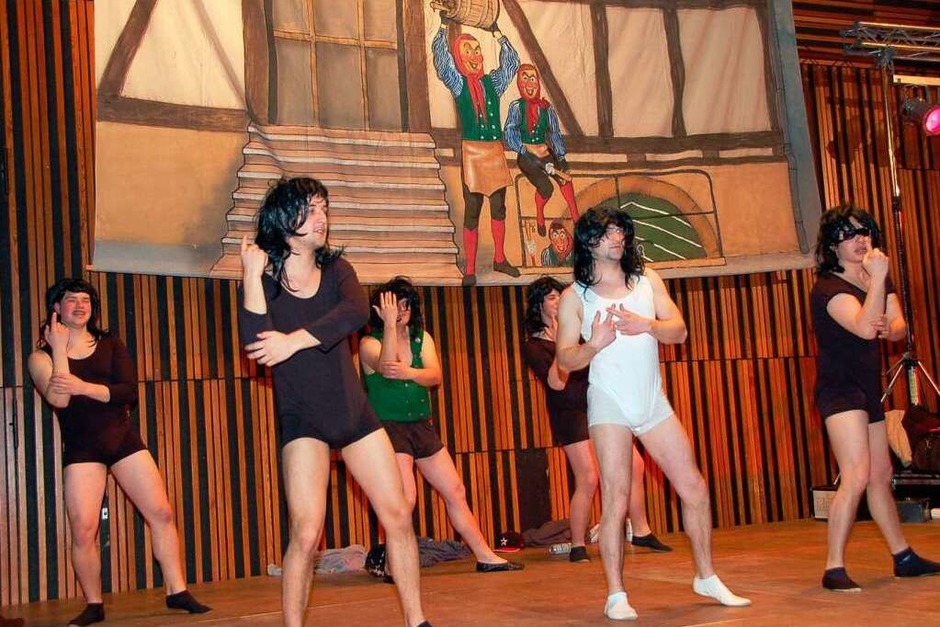 Beim Zunftabend umjubelt: das Männerballett der Fässlistemmer (Foto: aNDREA sTEINHART) Beim Zunftabend umjubelt: das Männerballett der Fässlistemmer (Foto: aNDREA sTEINHART)