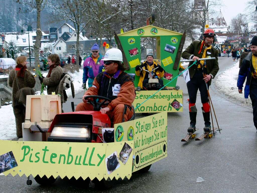 Straenumzug in Glottertal: Pistenbully mit Skifahrer