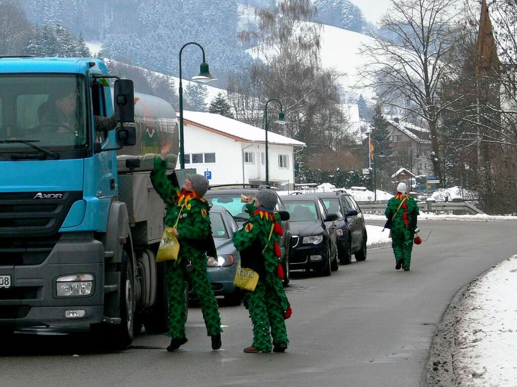 Die Vrstetter Tiefburg Drachen verteilten Ses an wartende Autofahrer