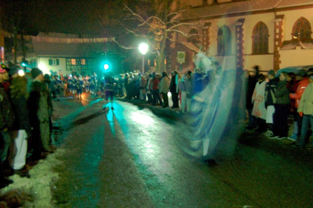 Fahnenschwinger beim Glottertler Nachtumzug