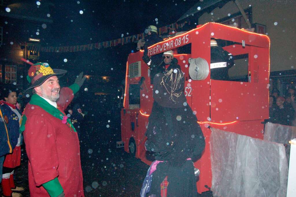 Vogt Peter Beck grt die Umzugsteilnehmer. Die Glottertler Feuerwehr ist immer einsatzbereit, manchmal auch an der falschen Stelle. Bei einem Brand fuhren sie zur falschen Adresse: Wer den Schaden hat muss fr den Spott nicht sorgen.