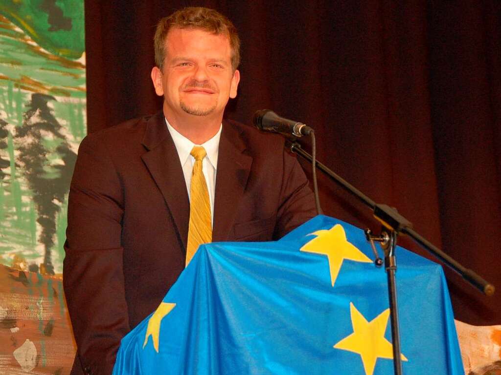 Oettinger (Pius Jehle) als Gast beim „floursoupleffele“ (Mehlsuppenlffeln)