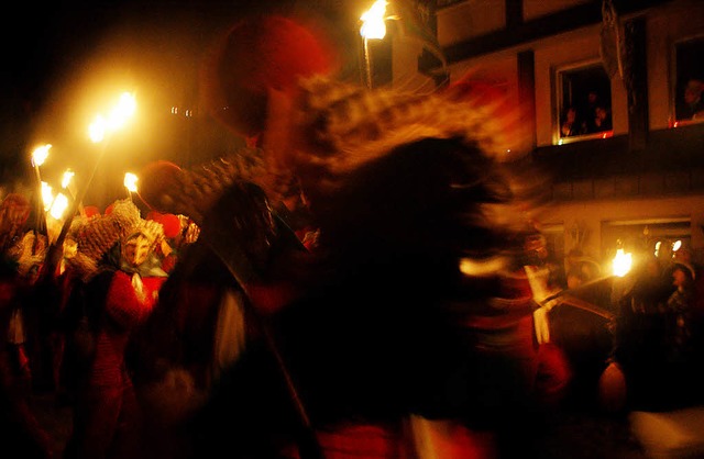 Elzach: Urwchsige  Fasnet - der von F...n beleuchtete Nachtumzug der Schuttig.  | Foto: hans-jrgen trul