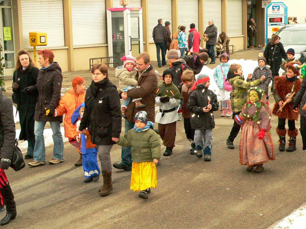 Die Kinderschar in Fahrnau zog zum Kinderball in die Festhalle.