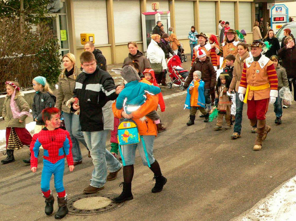 Die Kinderschar in Fahrnau zog zum Kinderball in die Festhalle.