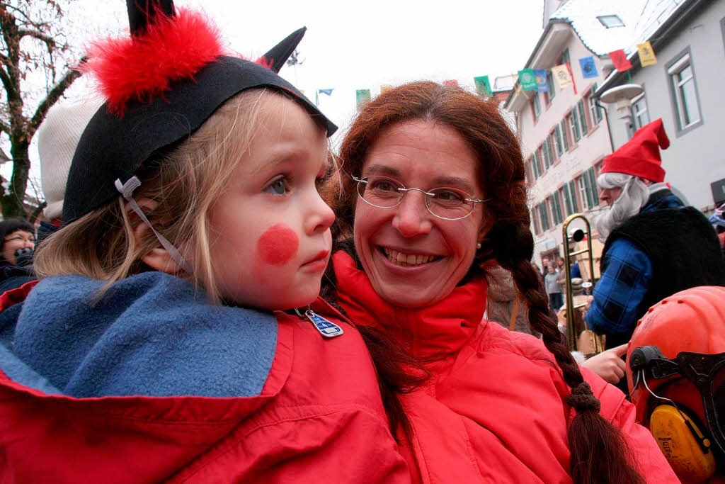 Kinderfasnacht in Schopfheim: Auf Mamas Arm die Welt der Narren entdecken