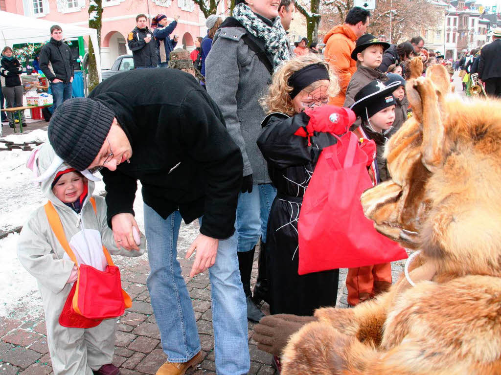 Kinderfasnacht in Schopfheim:  Aug in Aug mit seltsamen Gestalten