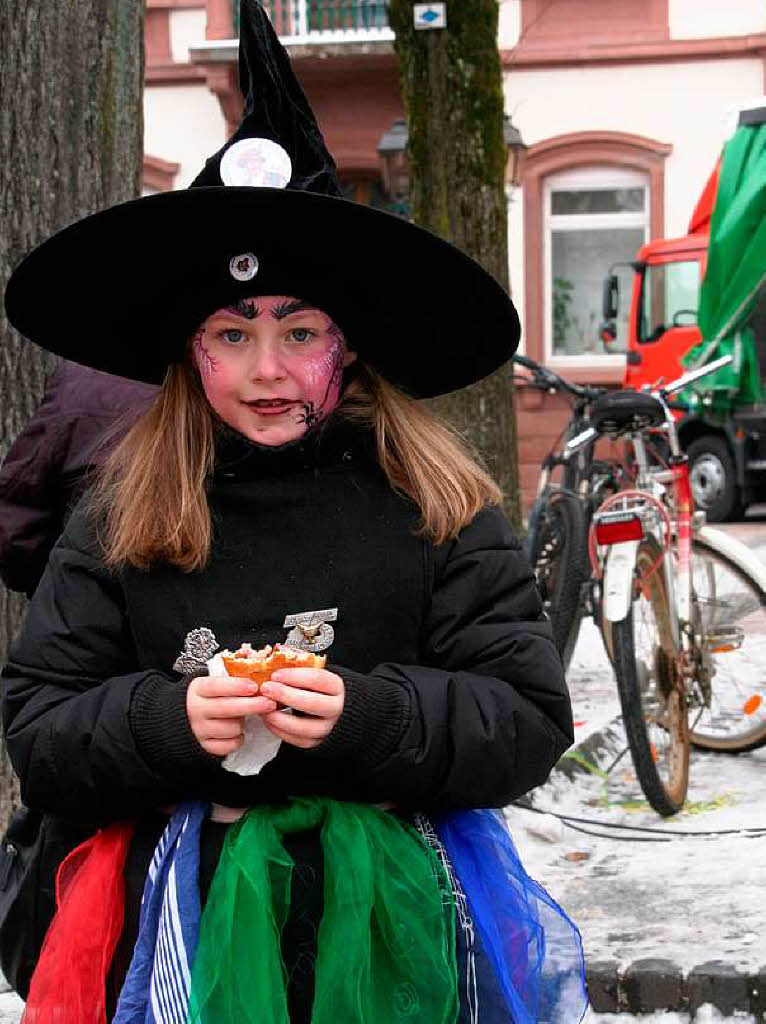 Kinderfasnacht in Schopfheim:      Strken fr den Umzug