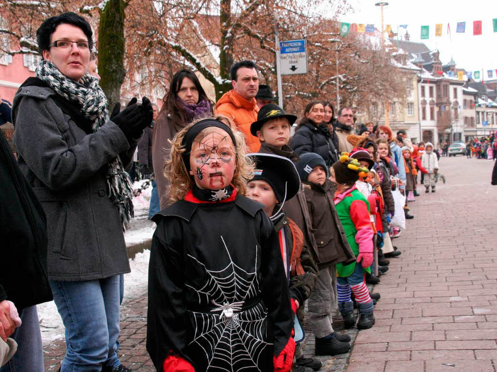 Kinderfasnacht in Schopfheim:  Harren, auf das, was da kommen soll