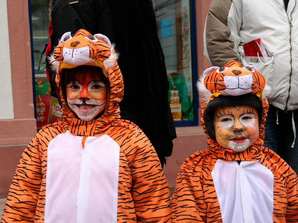 Kinderfasnacht in Schopfheim:  Ein Paar wilde Tiger