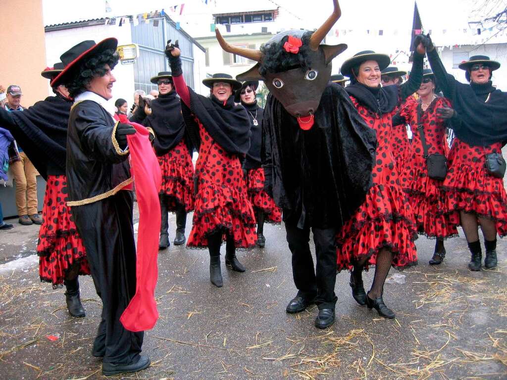 Umzug in Nordweil: Flamenco-Tnzerinnen mit Torero und Stier