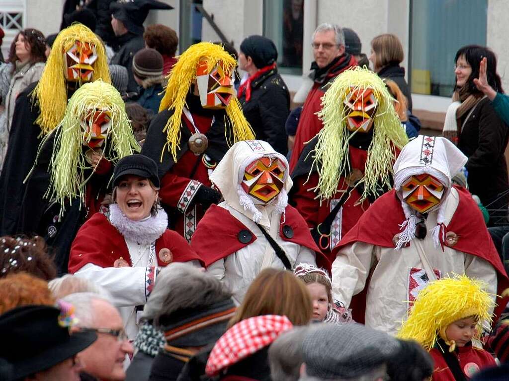 Viel Konfetti fr viele Zuschauer: Am Rosenmontagsumzug in Herten war ordentlich was los.