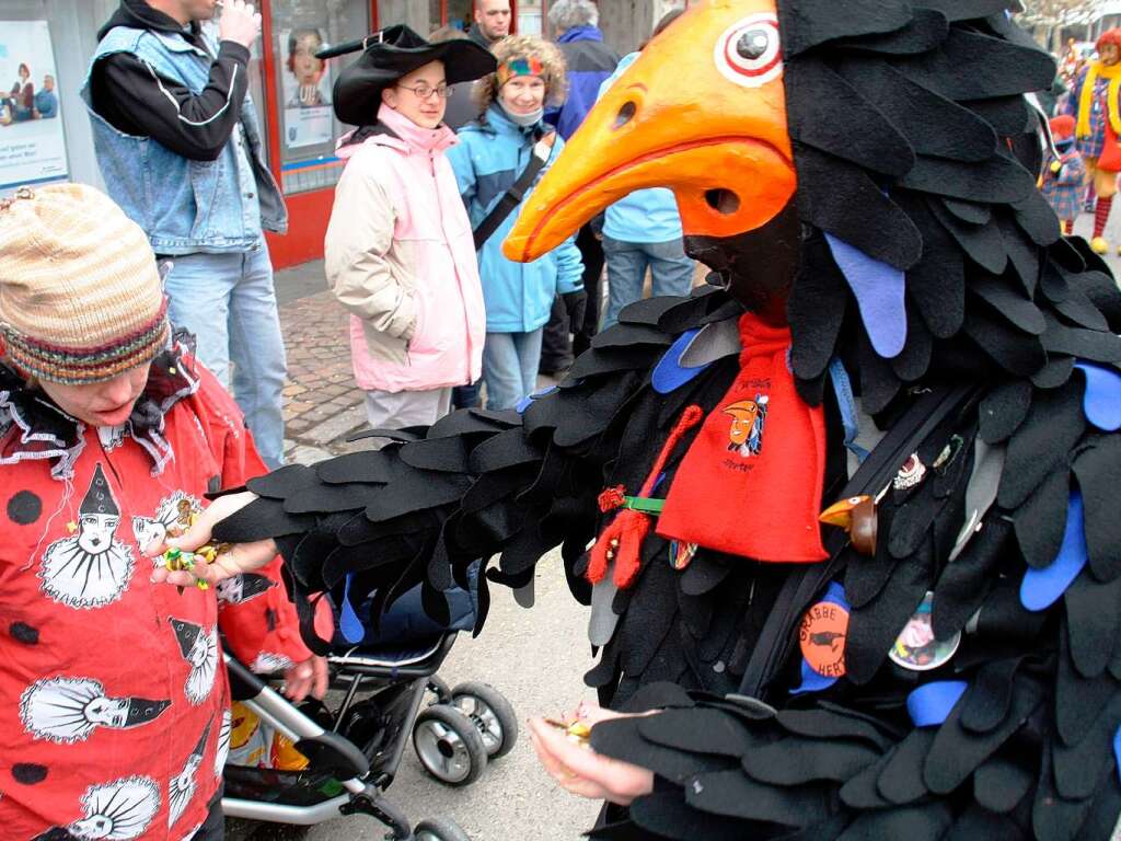 Viel Konfetti fr viele Zuschauer: Am Rosenmontagsumzug in Herten war ordentlich was los.