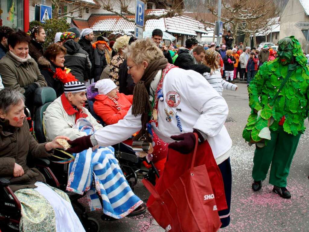 Viel Konfetti fr viele Zuschauer: Am Rosenmontagsumzug in Herten war ordentlich was los.