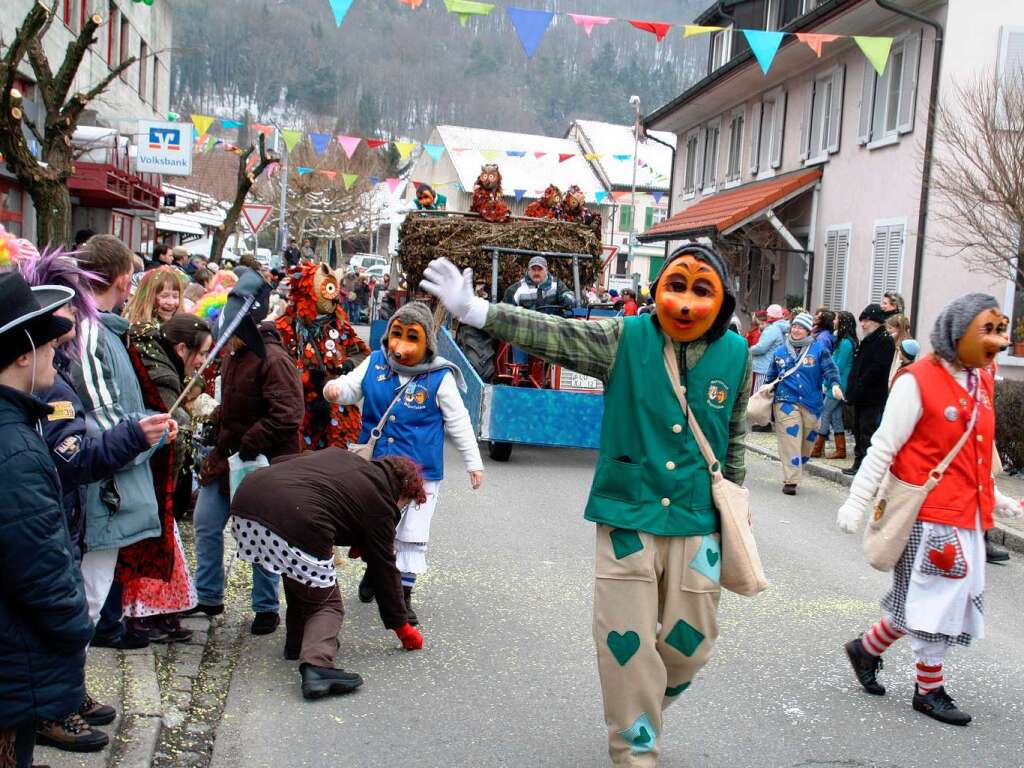 Viel Konfetti fr viele Zuschauer: Am Rosenmontagsumzug in Herten war ordentlich was los.