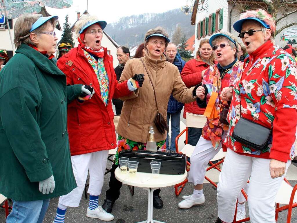 Viel Konfetti fr viele Zuschauer: Am Rosenmontagsumzug in Herten war ordentlich was los.