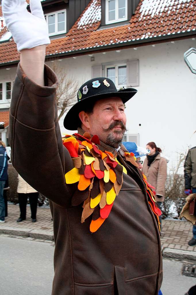 Viel Konfetti fr viele Zuschauer: Am Rosenmontagsumzug in Herten war ordentlich was los.