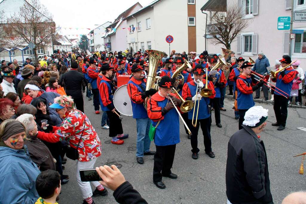 Viel Konfetti fr viele Zuschauer: Am Rosenmontagsumzug in Herten war ordentlich was los.