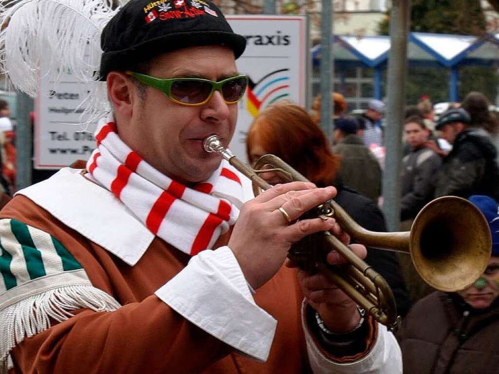 Viel Konfetti fr viele Zuschauer: Am Rosenmontagsumzug in Herten war ordentlich was los.