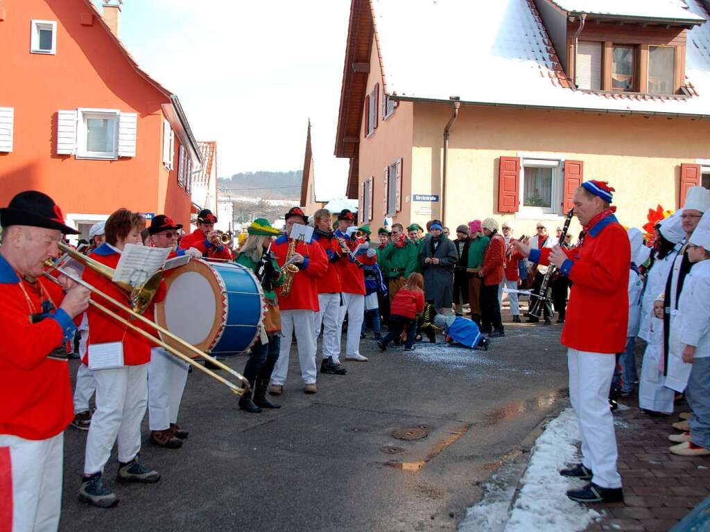 Auf dem Stubenplatz  stimmte der Musikverein Kiechlinsbergen Narren und Zuschauer auf den Rosenmontagsumzug ein.