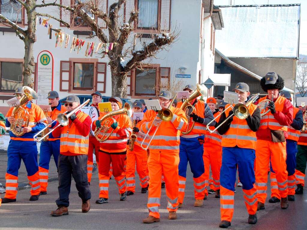 Die Musiker von der Winzerkapelle Jechtingen gingen als musikalische Mllmnner auf Tour.