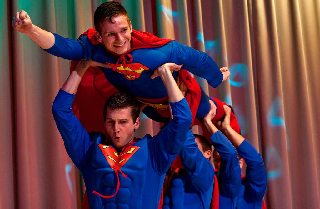 Super-Man in Aktion: Das Herrenballett aus Weisweil.