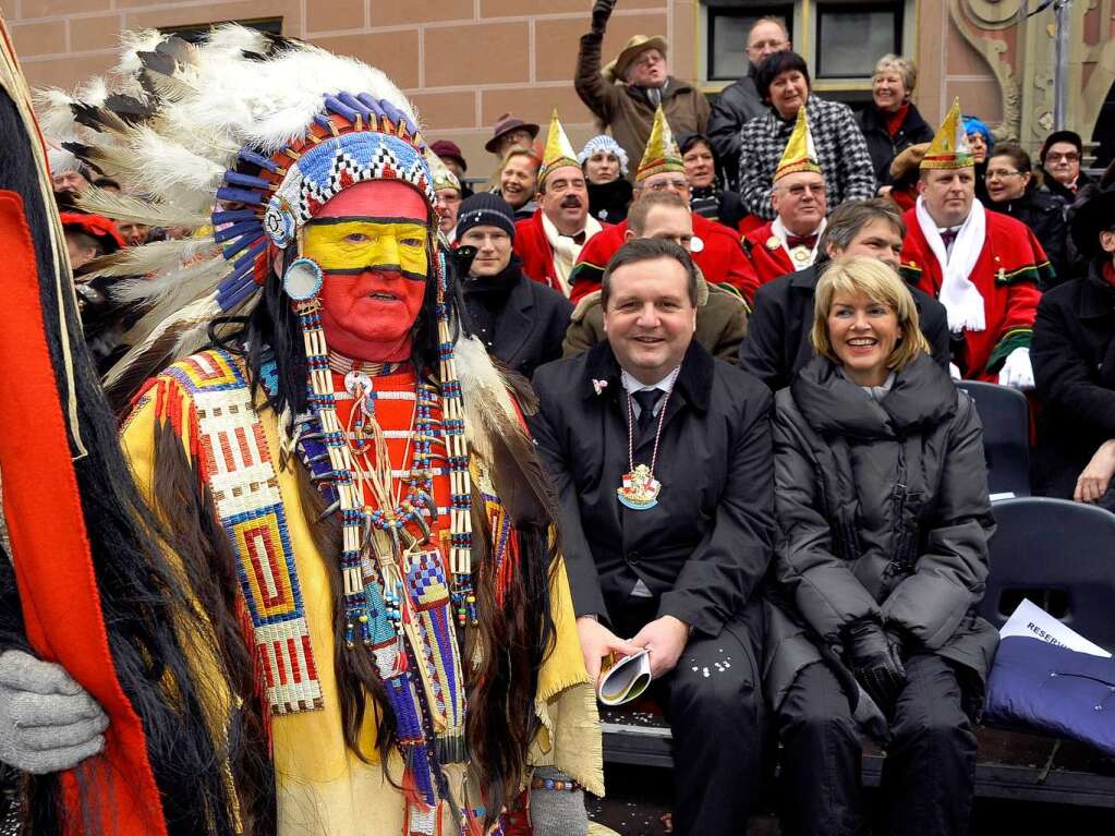 Der baden-wrttembergische Ministerprsident Stefan Mappus (mi.) neben einem Sioux-Indianer (li.) und Helen Hall-Salomon (re.)