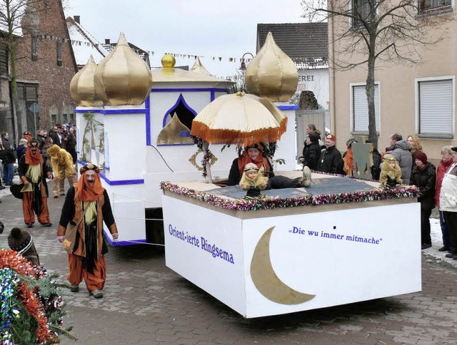 Das Rathaus wird zu einem orientalisch...ten zumindest die Ringsheimer Narren.   | Foto: Adelbert Mutz