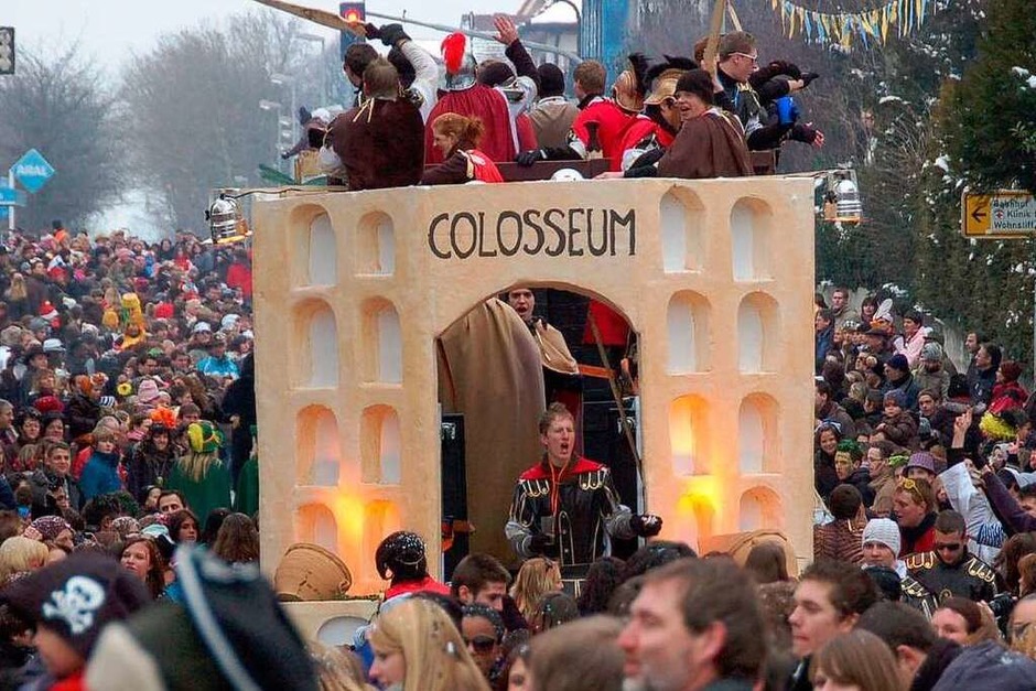 Eine ausgelassene Parade – so zeigte sich die Bad Krozinger Straßenfasnet mit vielen Gästen am Rosenmontag. (Foto: Markus Donner) Eine ausgelassene Parade – so zeigte sich die Bad Krozinger Straßenfasnet mit vielen Gästen am Rosenmontag. (Foto: Markus Donner)