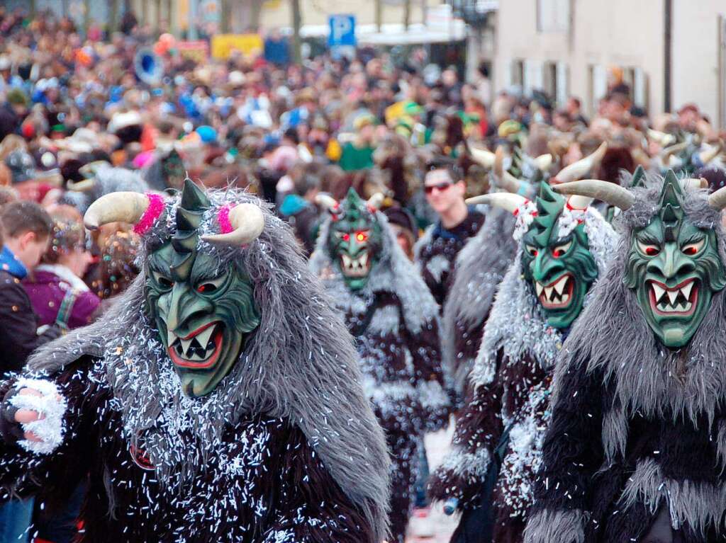 Eine ausgelassene Parade – so zeigte sich die Bad Krozinger Straenfasnet mit vielen Gsten am Rosenmontag.