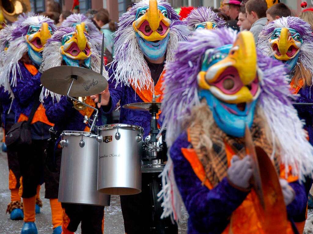 Eine ausgelassene Parade – so zeigte sich die Bad Krozinger Straenfasnet mit vielen Gsten am Rosenmontag.