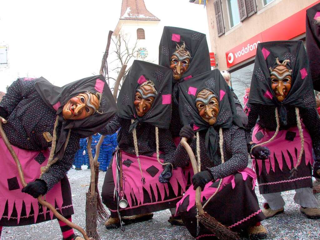 Eine ausgelassene Parade – so zeigte sich die Bad Krozinger Straenfasnet mit vielen Gsten am Rosenmontag.