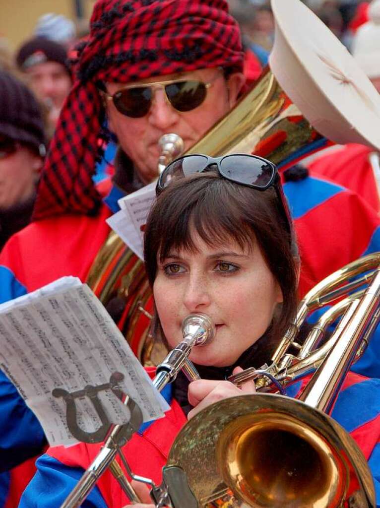 Eine ausgelassene Parade – so zeigte sich die Bad Krozinger Straenfasnet mit vielen Gsten am Rosenmontag.