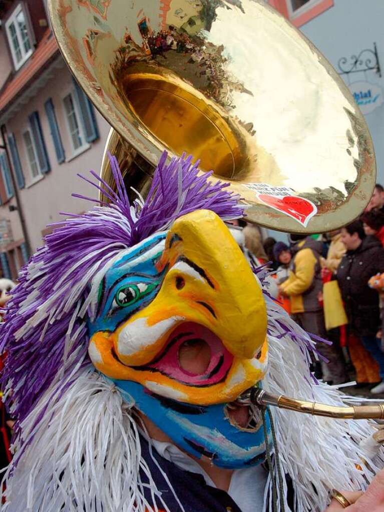 Eine ausgelassene Parade – so zeigte sich die Bad Krozinger Straenfasnet mit vielen Gsten am Rosenmontag.