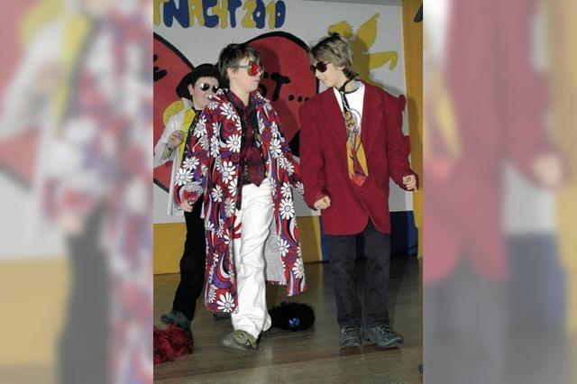 Kinder tummeln sich im Festsaal