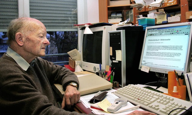 Helmut Fehse in seinem Studierzimmer. ...rsweilers Ortsfamilienbuches zu sehen.  | Foto: Reinhard Cremer