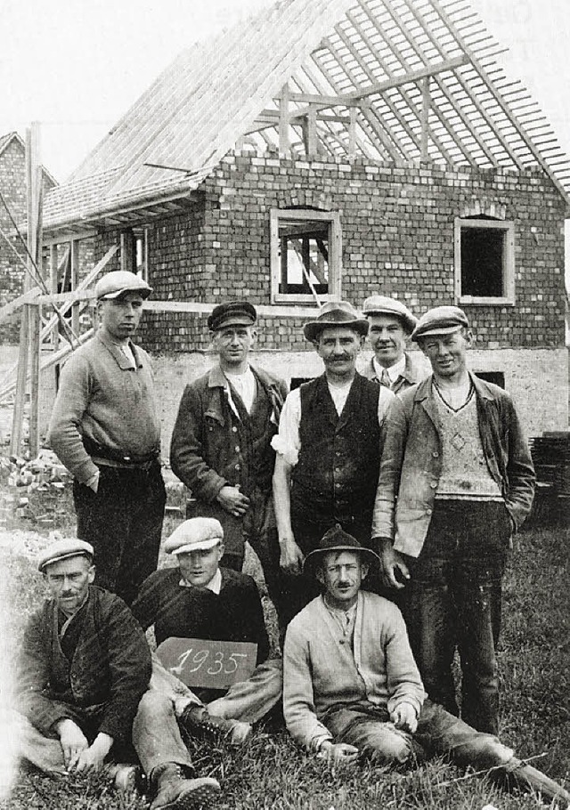 Das waren 1935 Mnner der ersten Stund...zwei Bauarbeiter der Firma Broglia.     | Foto: BZ