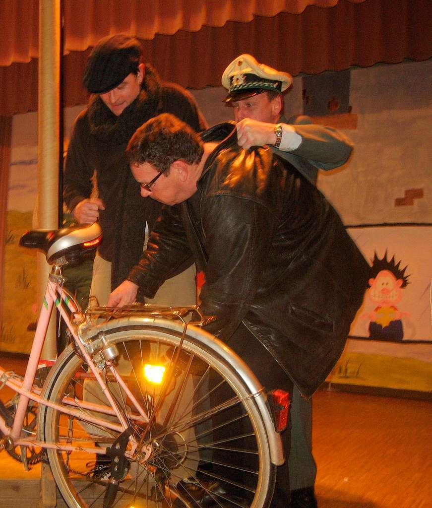 Vermeintliche Fahrraddiebe werden auf frischer Tat verhaftet. Bei der Mnnerchorfasnet in Elzach.