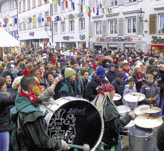 Ein Herz und eine Seele: Guggenmusiken...s nrrischen Flohmarkts von Waldshut.   | Foto: Herbst