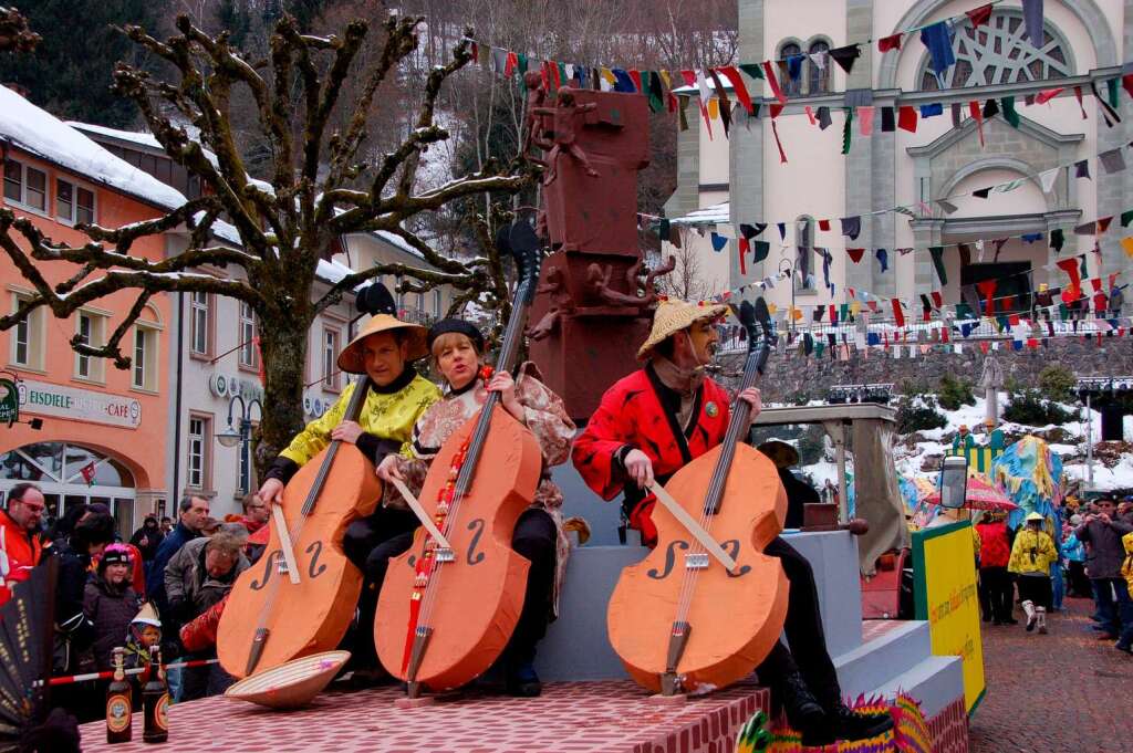 Drei Chinesen mit dem Kontrabass kamen nach Todtnau  (Brandbachzinken vor dem Narrenbrunnen)