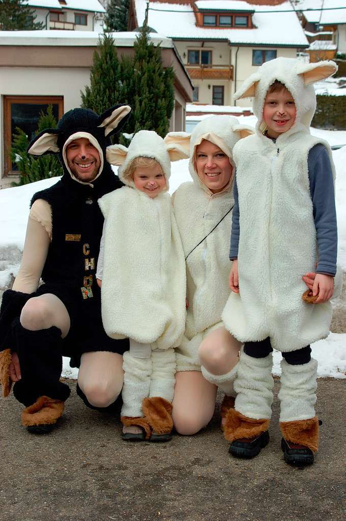 Familie Schaf beim Rosenmontagsumzug in Schnau,