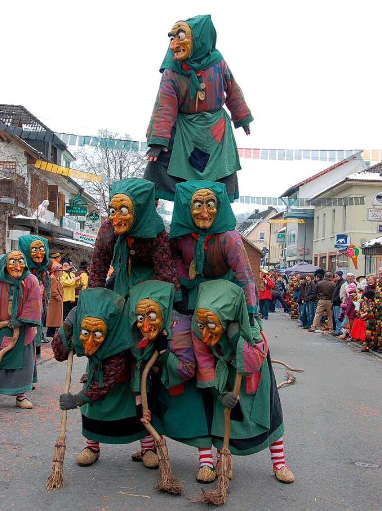 Beste Stimmung beim Umzug in Sthlingen! Die Tiengener Schlosshexen wollten hoch hinaus!