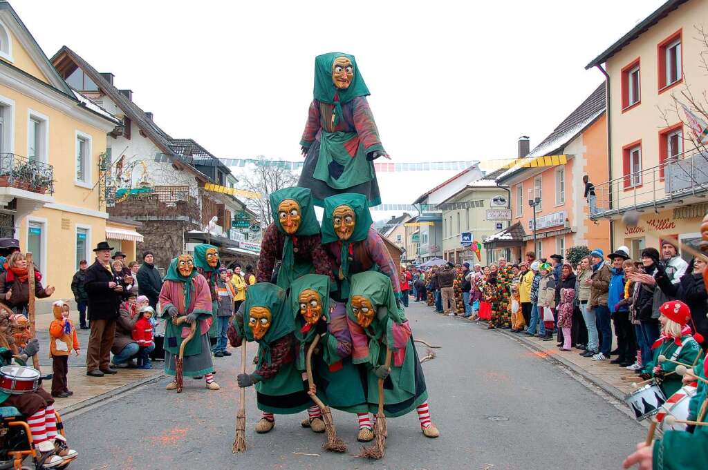 Beste Stimmung beim Umzug in Sthlingen! Die Tiengener Schlosshexen wollten hoch hinaus!