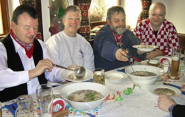 Mit einer Nudelsuppe strkte sich der EFG-Elferrat am Bockfrhschoppentag.   | Foto: Walser